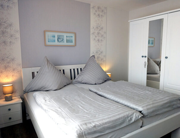 Schlafzimmer der Ferienwohnung 5 im Ferienhaus Marschal