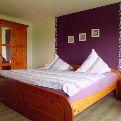 Schlafzimmer der Ferienwohnung 6 im Ferienhaus Marschal