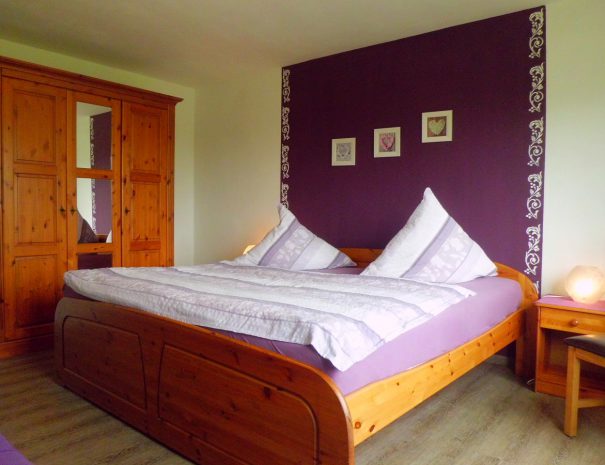 Schlafzimmer der Ferienwohnung 6 im Ferienhaus Marschal